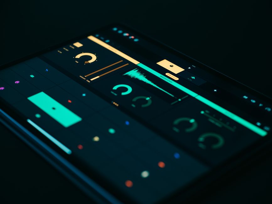 Primer plano de tablet mostrando visualizador de sonido con interfaz moderna